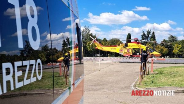 Persona cade dal terrazzo dopo cedimento di balaustra, soccorsa con l'elicottero Pegaso.