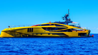 Yacht ricoperto d'oro di Khalilah torna all'Isola d'Elba: foto nel golfo del Viticcio