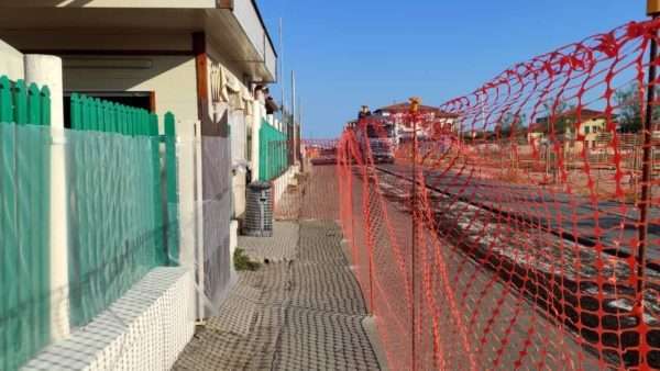 Cantiere in piazza Viviani blocca attività, mancanza di rispetto.