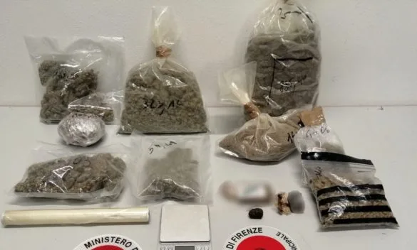Scoperti due chili di marijuana in un appartamento a Novoli, la puzza era evidente