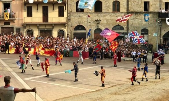 Giostra degli Sbandieratori dedica spettacolo all'Arezzo simulando una partita.