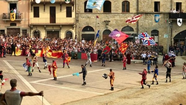 Giostra degli Sbandieratori dedica spettacolo all'Arezzo simulando una partita.