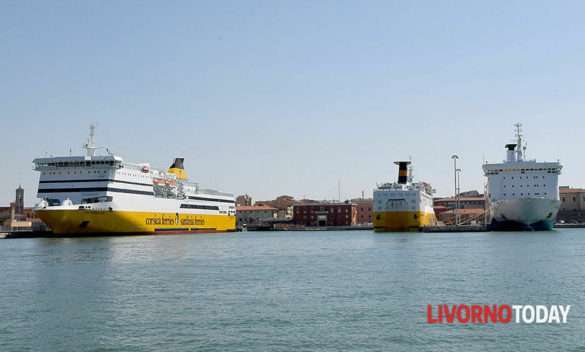 Disservizi e ritardi su traghetti Corsica Ferries, prenotazioni cancellate e critiche sul porto di Livorno.