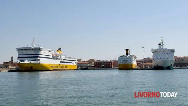 Disservizi e ritardi su traghetti Corsica Ferries, prenotazioni cancellate e critiche sul porto di Livorno.