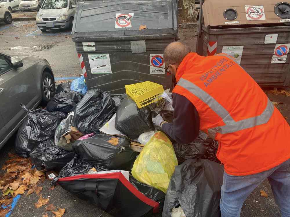 12 cittadini e 4 attività identificati a Piazza Mazzini per abbandono di rifiuti - Livornopress