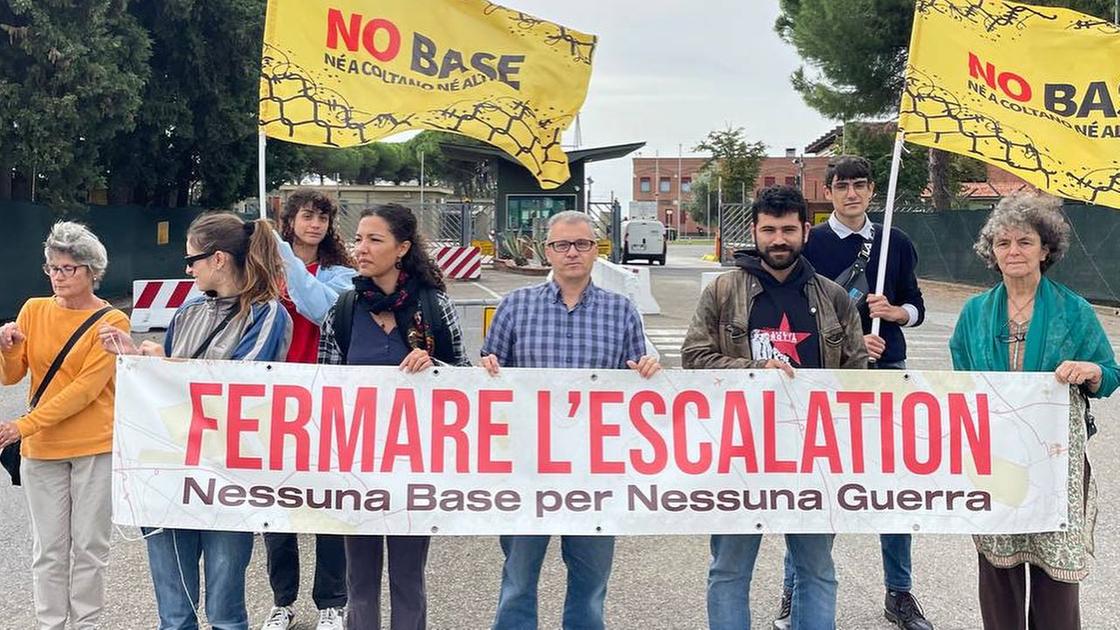 1500 persone si oppongono alla nuova base militare e partecipano alla manifestazione