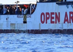 Migrante siriano di 53 anni muore dopo sbarco a Marina di Carrara.