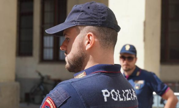 17enne ruba cerotti e aggredisce vigilanza con coltello, arrestato