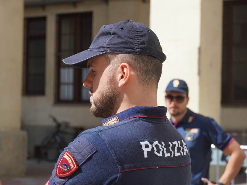 17enne ruba cerotti e aggredisce vigilanza con coltello, arrestato