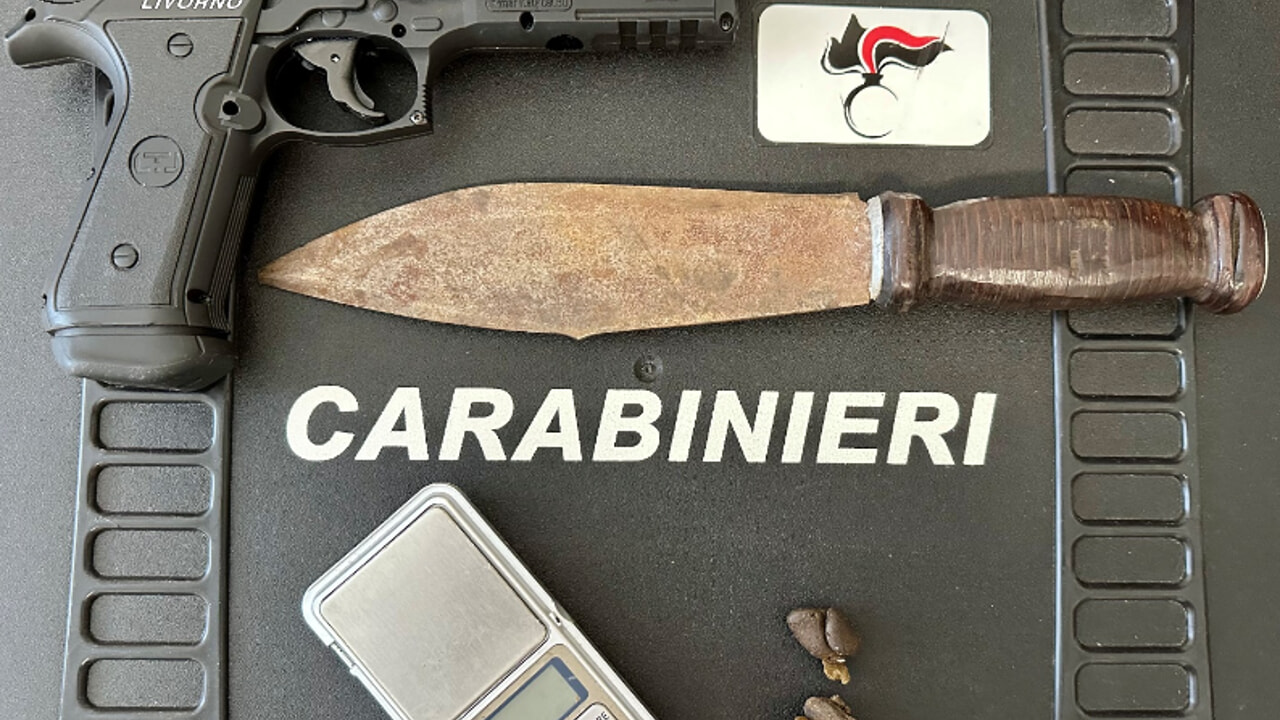 17enne spacciatore con armi in casa, arrestato