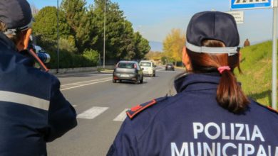 22enne di Firenze inseguito e denunciato per guida senza patente e senza assicurazione su scooter.