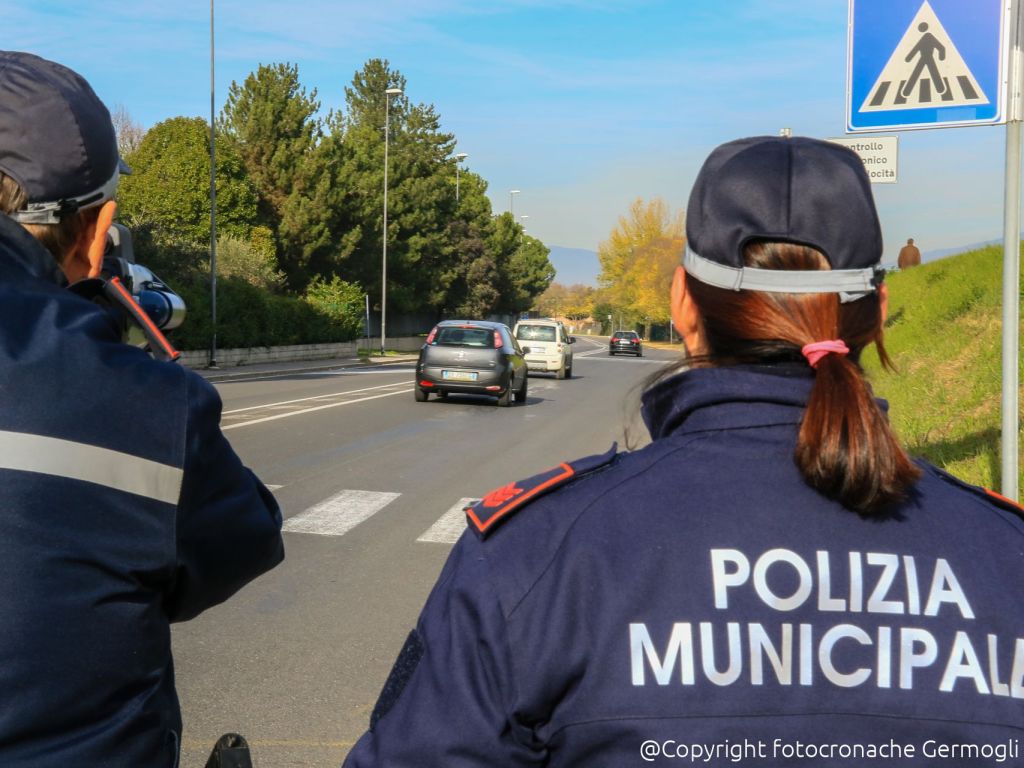 22enne di Firenze inseguito e denunciato per guida senza patente e senza assicurazione su scooter.