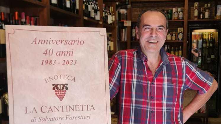 40 anni di tradizione enogastronomica, la Cantinetta, un simbolo di brindisi pisani con due generazioni di esperienza.