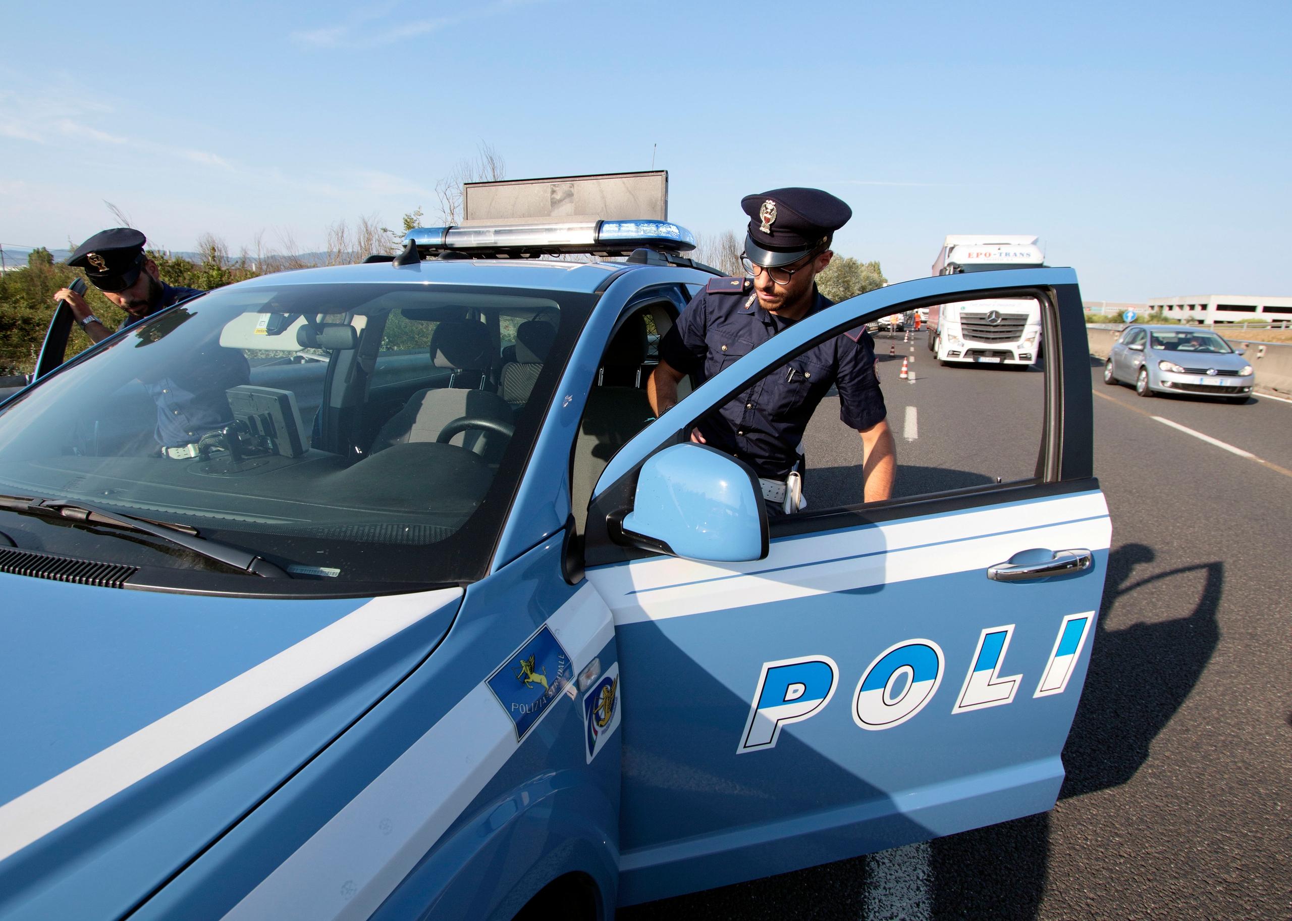 65enne spezzina muore in incidente autostradale con camion, due feriti.