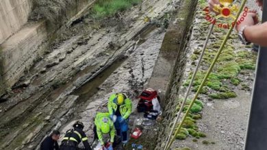 72enne caduto nel fiume da 10 metri soccorso dai vigili del fuoco a Capolona, curato dal personale sanitario.