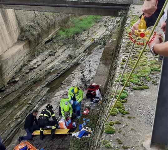 72enne caduto nel fiume da 10 metri soccorso dai vigili del fuoco a Capolona, curato dal personale sanitario.