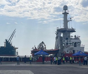 94 minori non accompagnati e una donna incinta sbarcati dalla Open Arms a Marina di Carrara; 84 resteranno in Toscana.