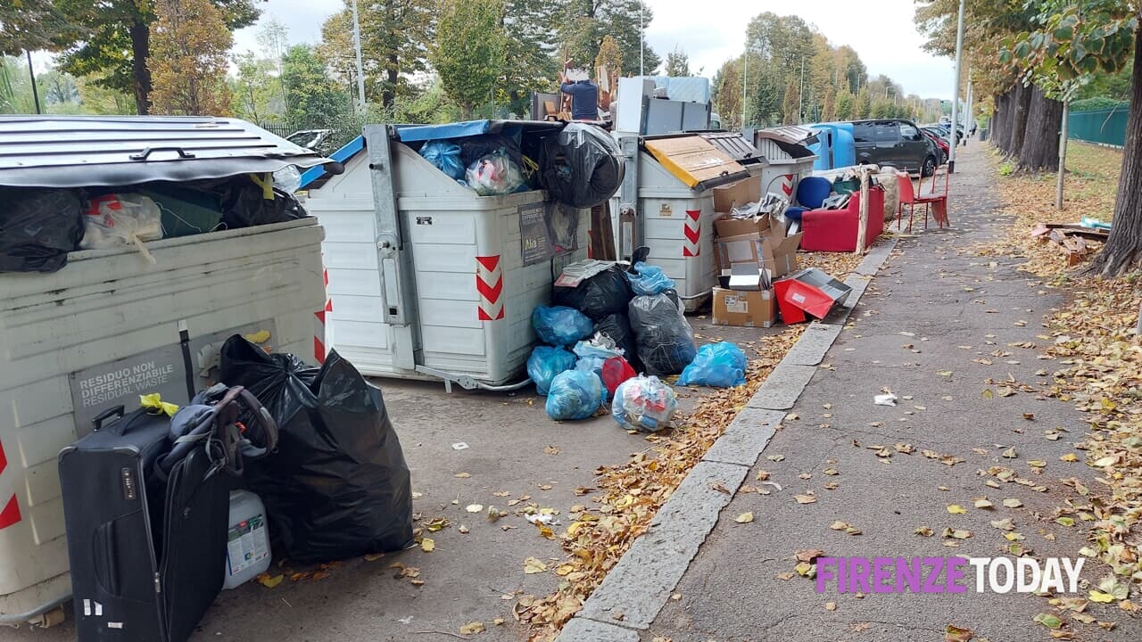 Abbandono rifiuti, scene da discariche all'aperto, un problema persistente (FOTO)