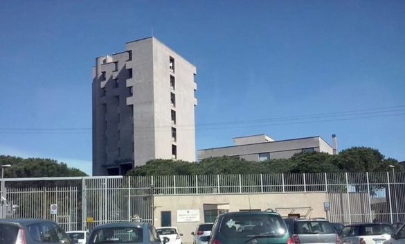 Agenti di polizia in carcere aggrediti da detenuti, "Fischi, sguardi minacciosi e calci"