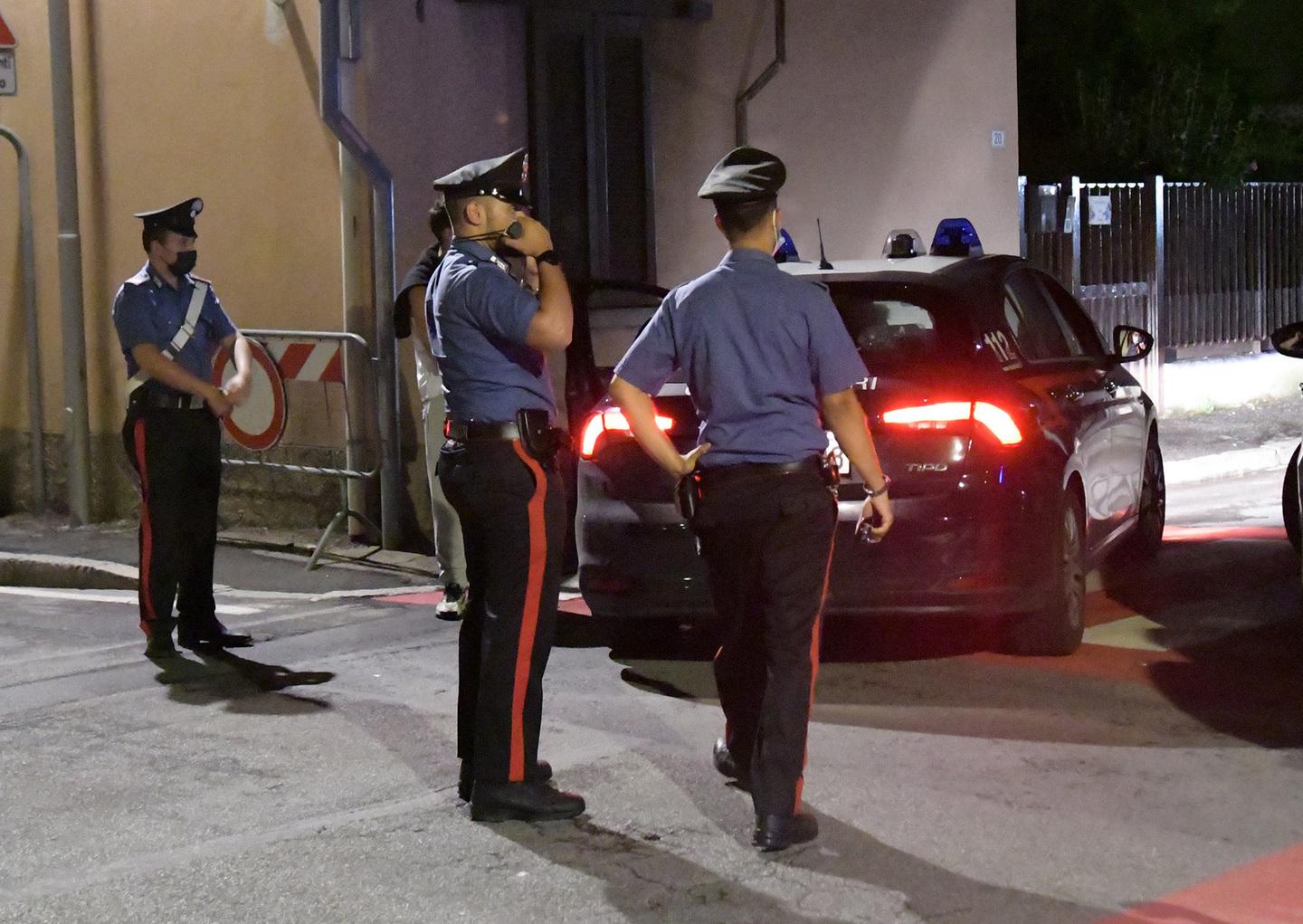 Aggressore di anziano in carrozzina fermato dai carabinieri sotto gli applausi.