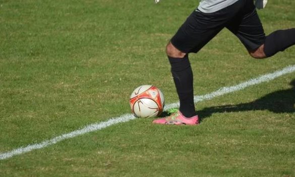 calciatore pallone campo da calcio