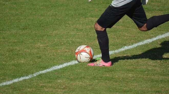 calciatore pallone campo da calcio