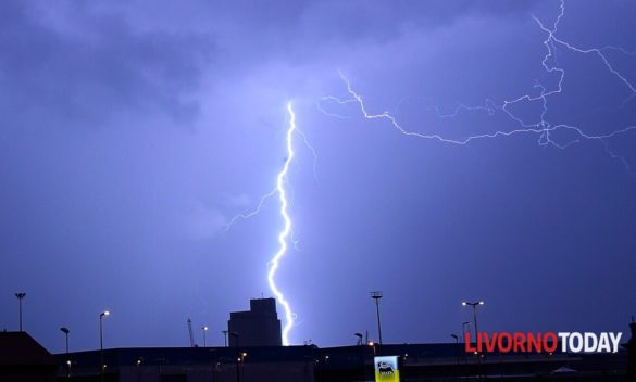 Allerta arancione meteo, forti temporali previsti domani.