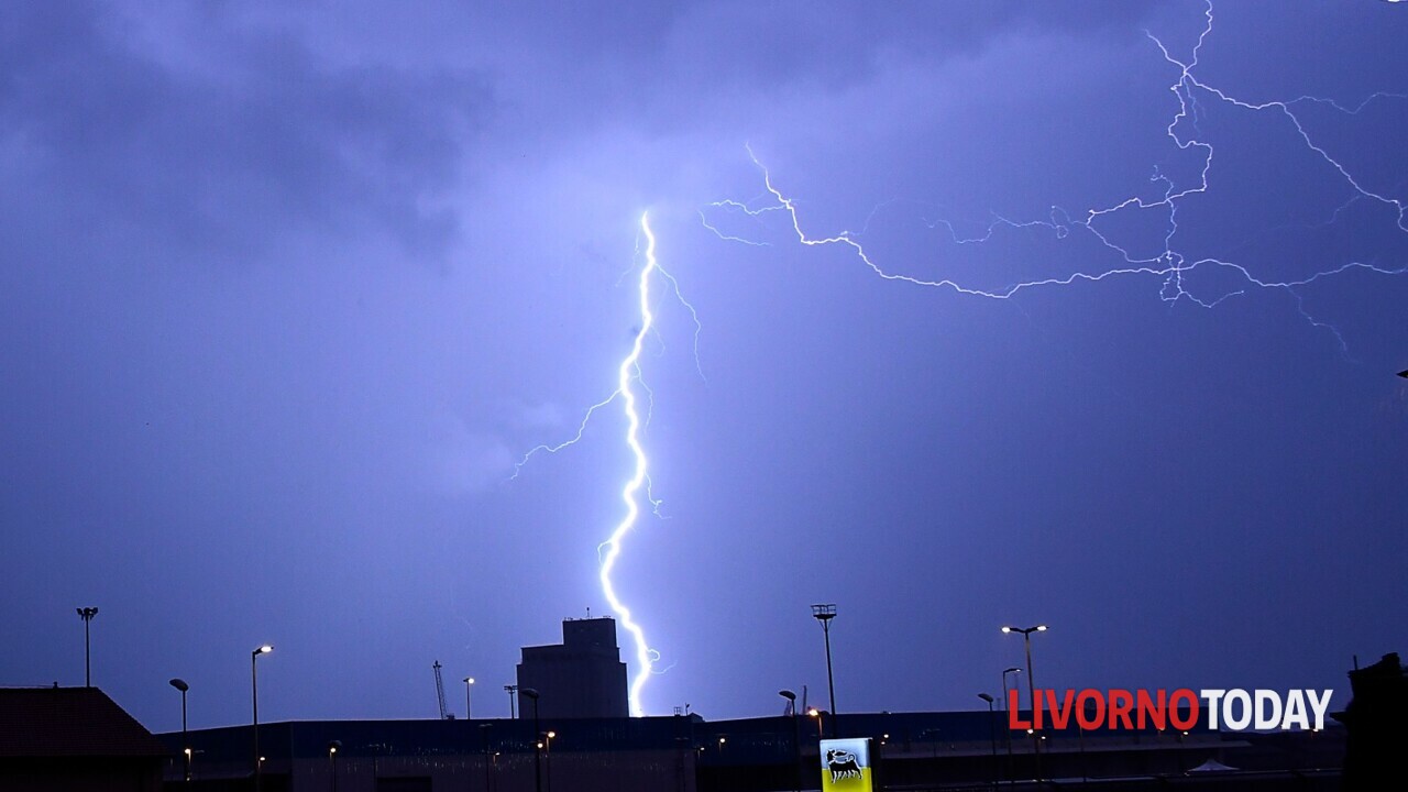 Allerta arancione meteo, forti temporali previsti domani.