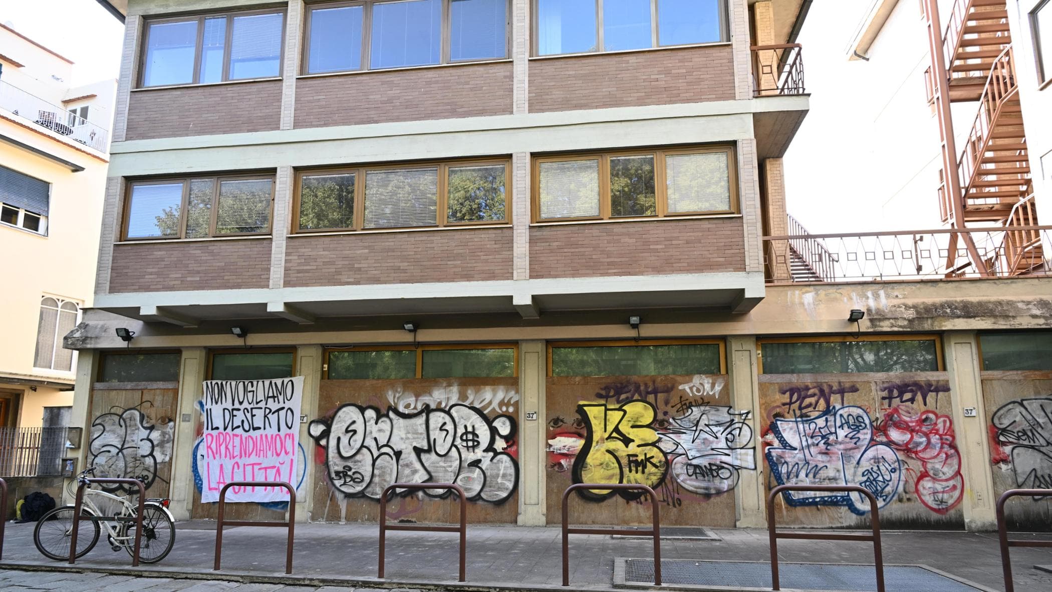 Altro edificio occupato a Viale Gramsci, nuova emergenza abitativa