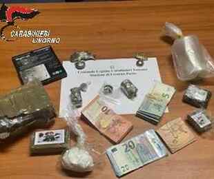 Arrestati due tunisini con 900g di droga trovata in bagno.