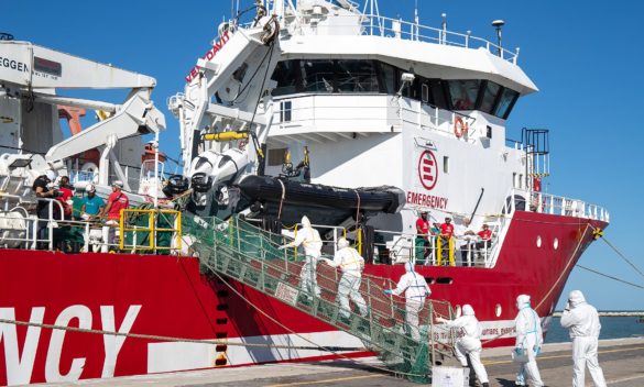 69 persone migranti in arrivo a Livorno a bordo della nave Life Support.