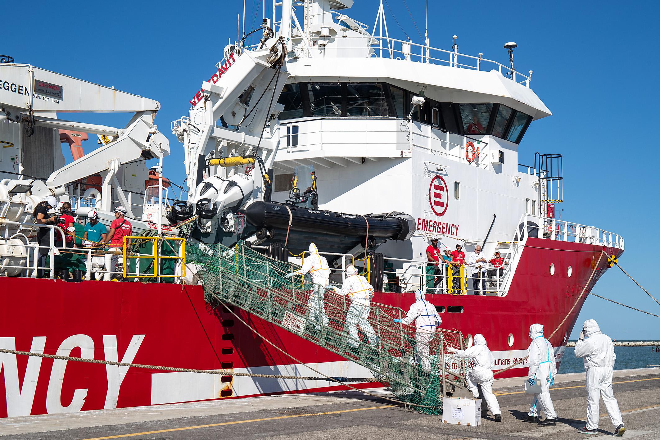 Arrivo a Livorno della Life Support con 69 migranti a bordo