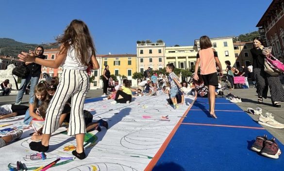 Artisti in erba colorano Piazza Aranci a Massa con arte