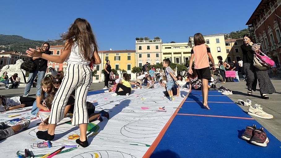 Artisti in erba colorano Piazza Aranci a Massa con arte