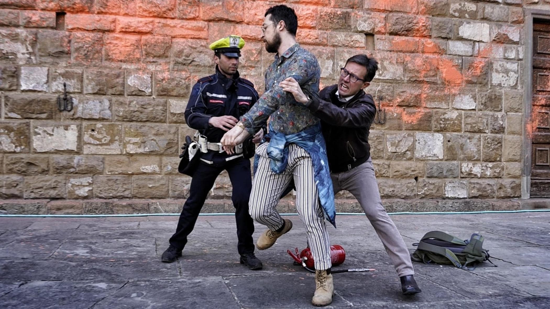 Attivista fuori controllo, incontro sul clima a Firenze annullato.