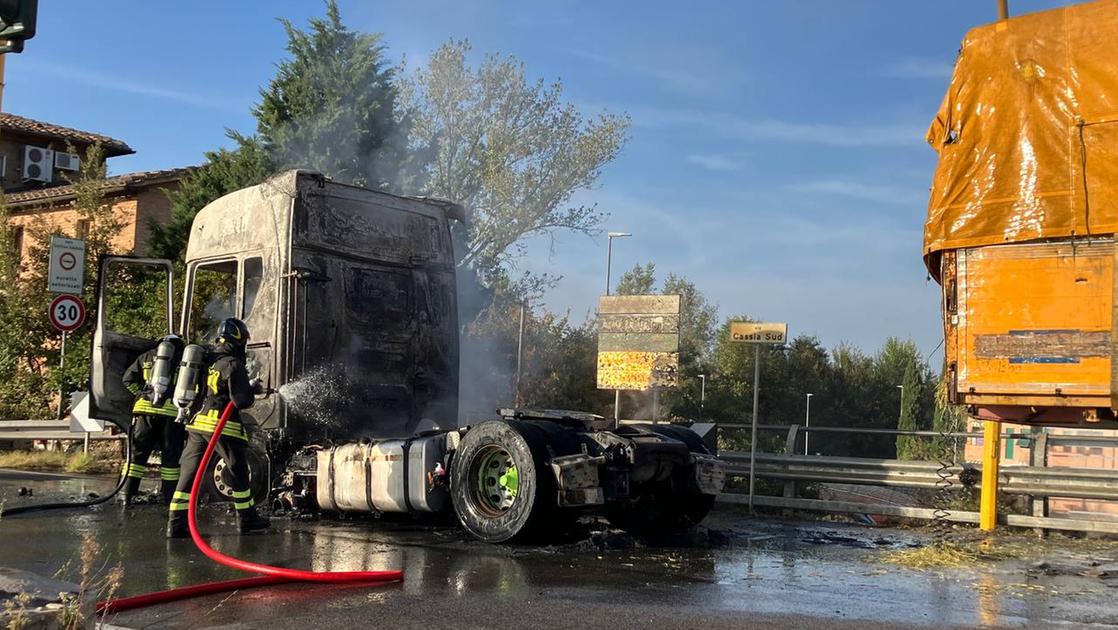 Autista salva rimorchio da motrice in fiamme.