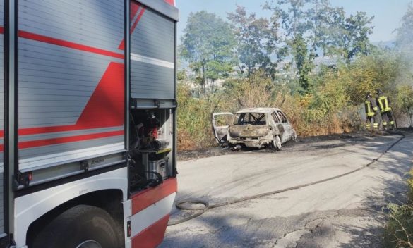 Auto in fiamme al Rally Città di Pistoia durante le prove speciali