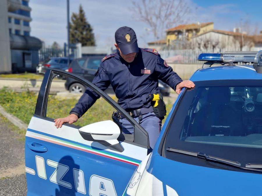 Auto in fuga semina il panico a Chinatown, due arrestati a Prato