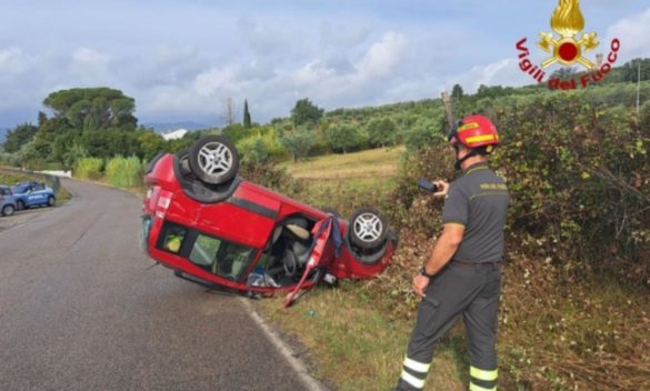 Auto ribaltata a Pistoia, due feriti.