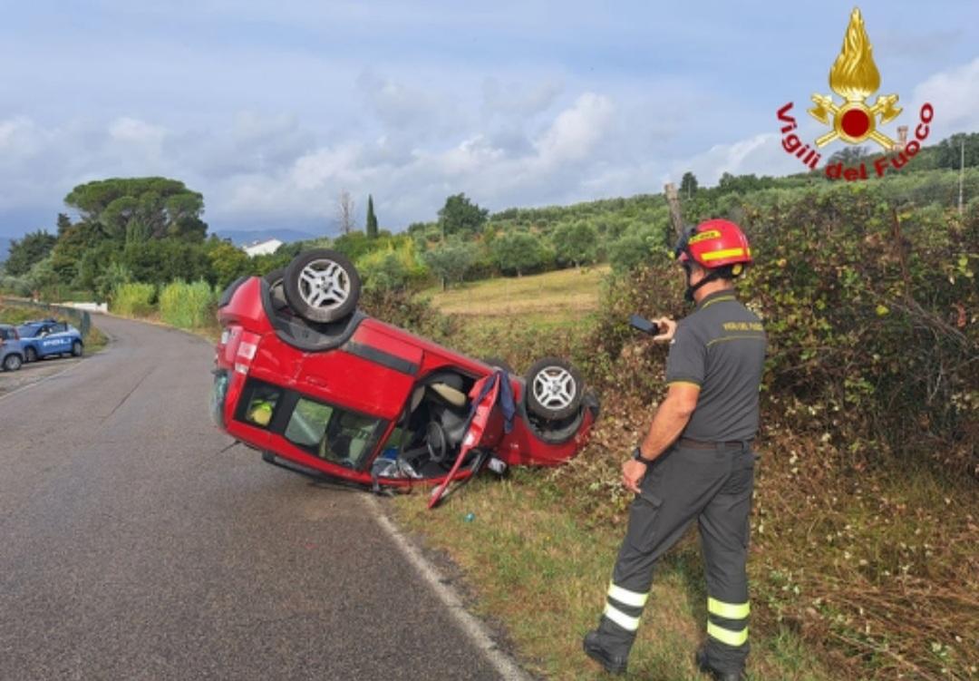 Auto ribaltata a Pistoia, due feriti.