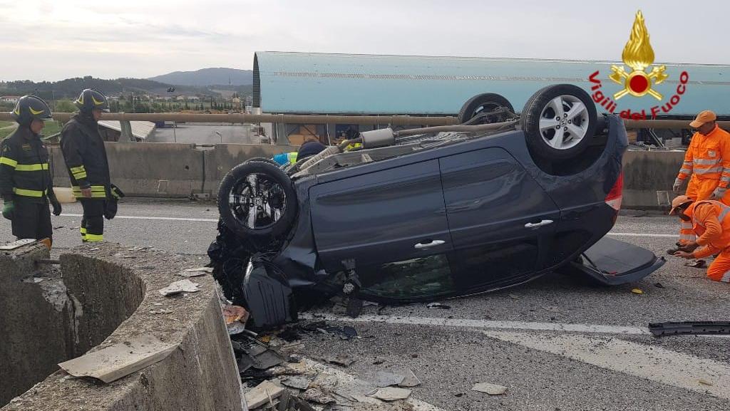 Auto si cappotta sulla Fi-Pi-Li, airbag esplode. Ferito 50enne.