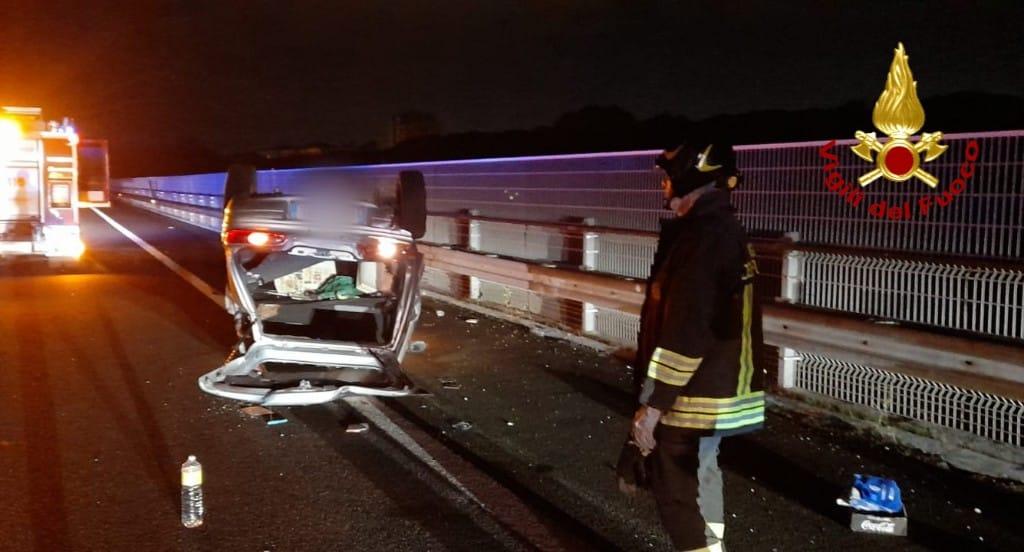 Auto si ribalta al casello di Stagno, donna ferita in incidente