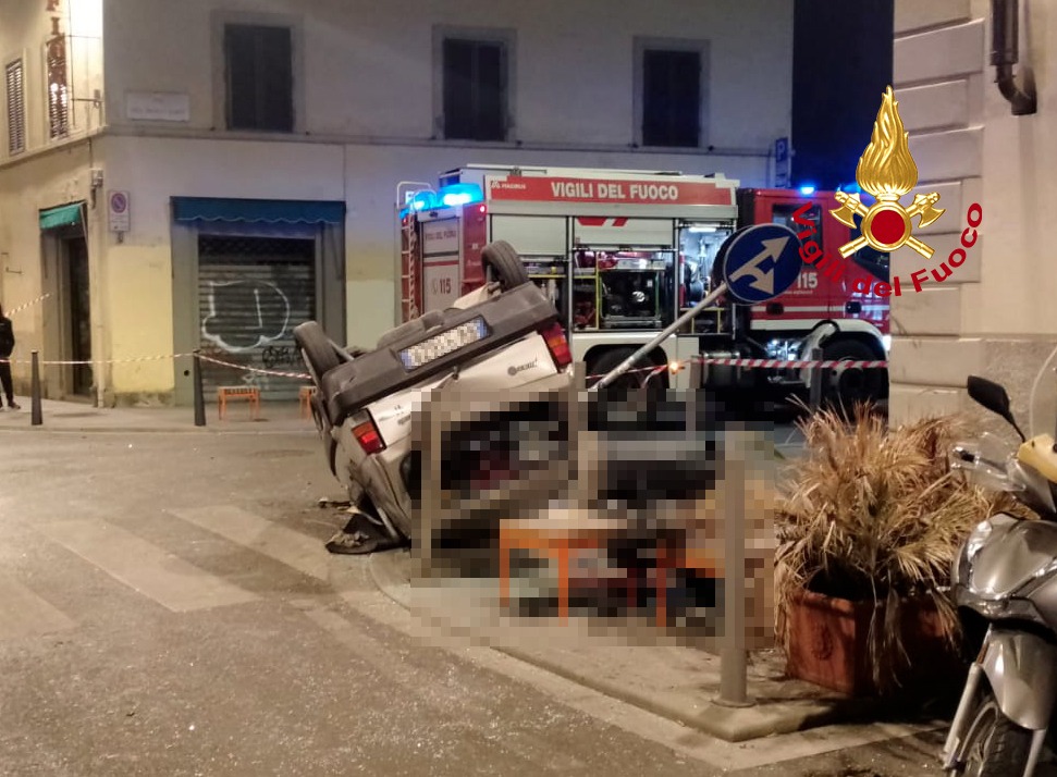 Auto si ribalta in via Gioberti, conducente muore