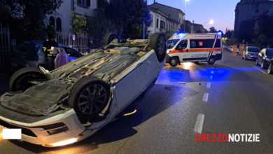 Auto si ribalta in via Masaccio, incidente all'alba. Foto drammatiche.