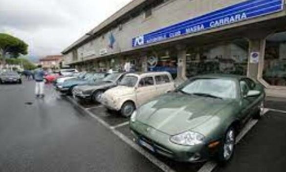 Auto storiche sfilano da Carrara a La Spezia, grazie all'iniziativa dell'ACI.