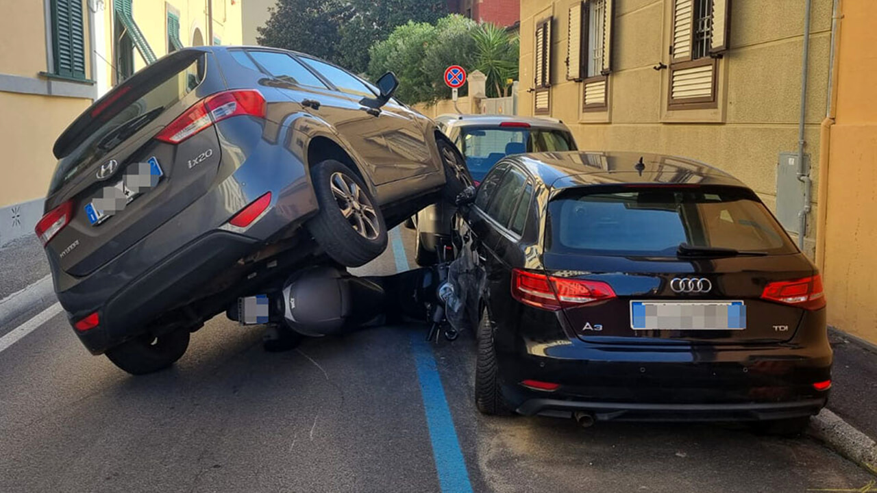 Auto urta il marciapiede e travolge lo scooter di un rider