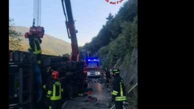 Autocarro ribaltato a Prato, strada bloccata e traffico paralizzato