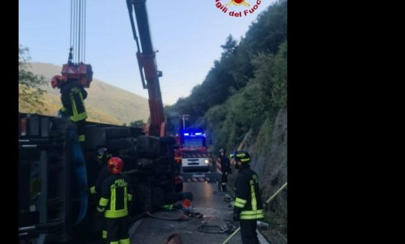 Autocarro ribaltato a Prato, strada bloccata e traffico paralizzato