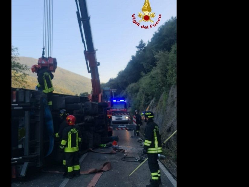 Autocarro ribaltato a Prato, strada bloccata e traffico paralizzato