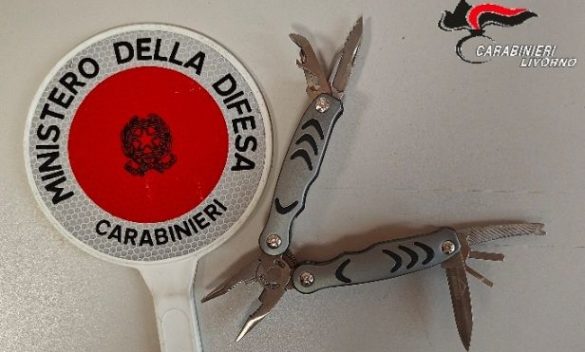 Automobilista fermato con coltello dai carabinieri.